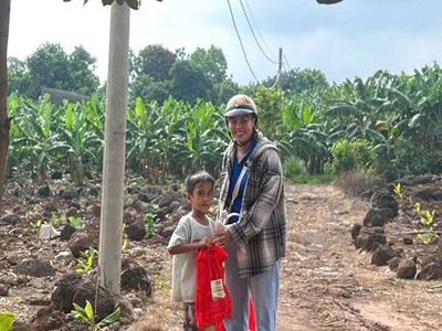 Ban Thường vụ Huyện Đoàn tổ chức Ngày Chiến sĩ tình nguyện hỗ trợ trẻ em có hoàn cảnh khó khăn tại lớp học tình thương Soklu